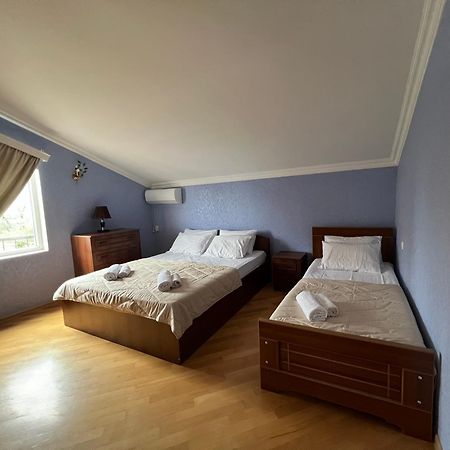 Guesthouse Emilya Кутаиси Екстериор снимка